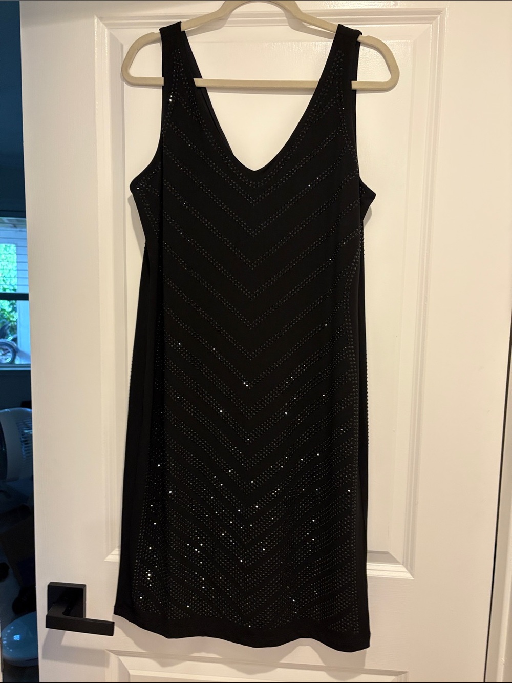 Carmen Marc Valvo Black Sleeveless V-Neck Sequin Shift Dress